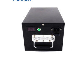 กล่องเหล็กทนทาน 48V 50Ah Lifepo4 แบตเตอรี่รถกอล์ฟแบบชาร์จใหม่ได้พร้อมที่จับ